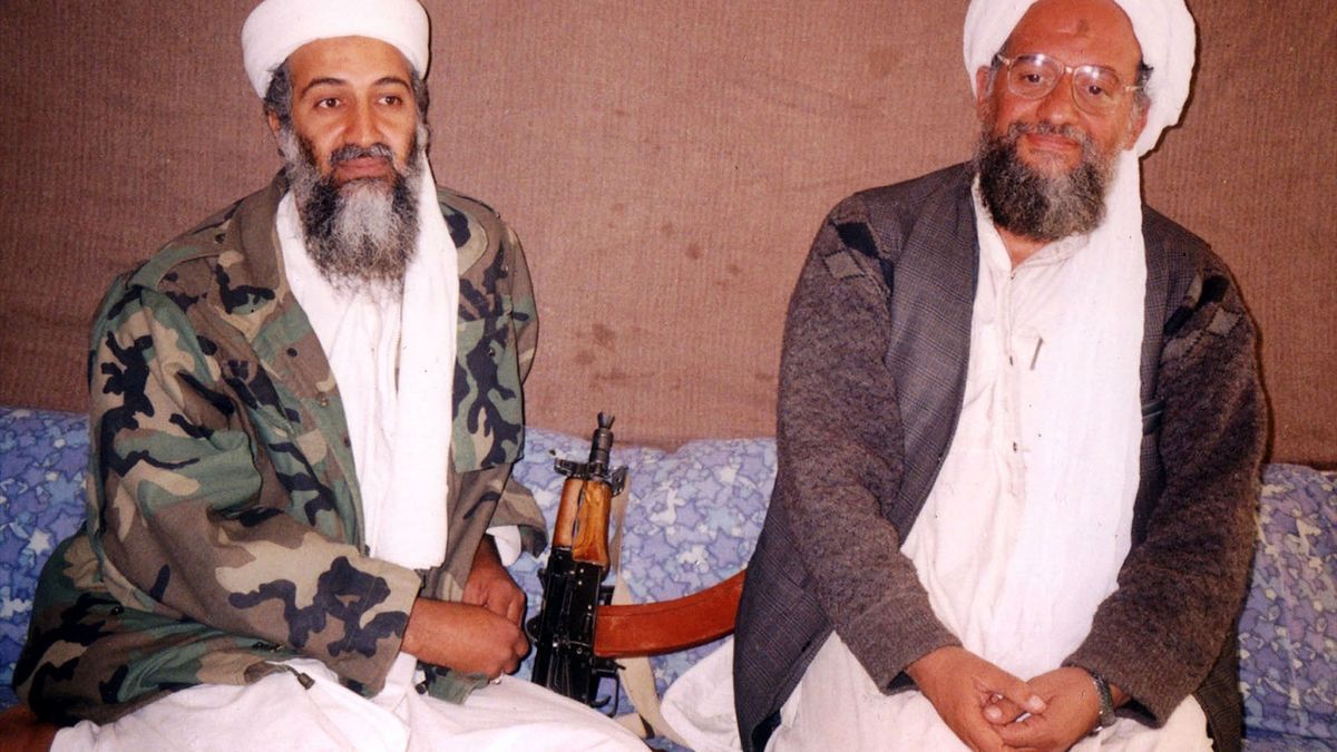Al-Zawahiri (d), junto a Bin Laden en una imagen fechada en 2001 en Afganistán