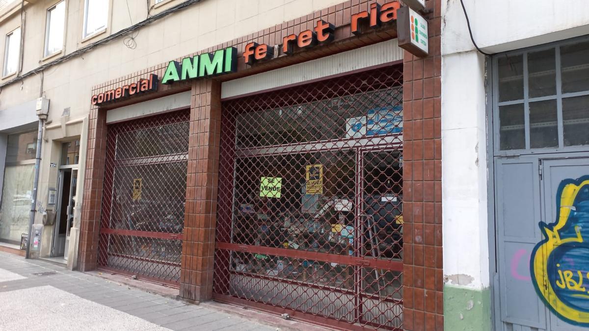 Ferretería cerrada en la calle Reyes Católicos.