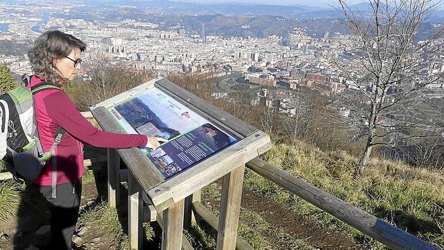 Un panel informativo sobre construcciones singulares del pasado.