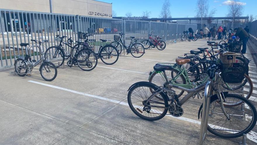 Aparcabicis en la escuela pública de Zabalgana.