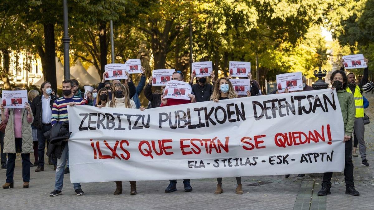 Concentración frente al Parlamento para denunciar la eventualidad en la Administración.