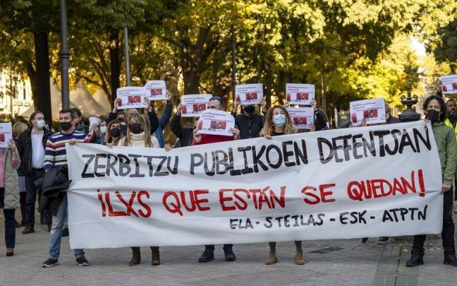 Concentración frente al Parlamento para denunciar la eventualidad en la Administración.