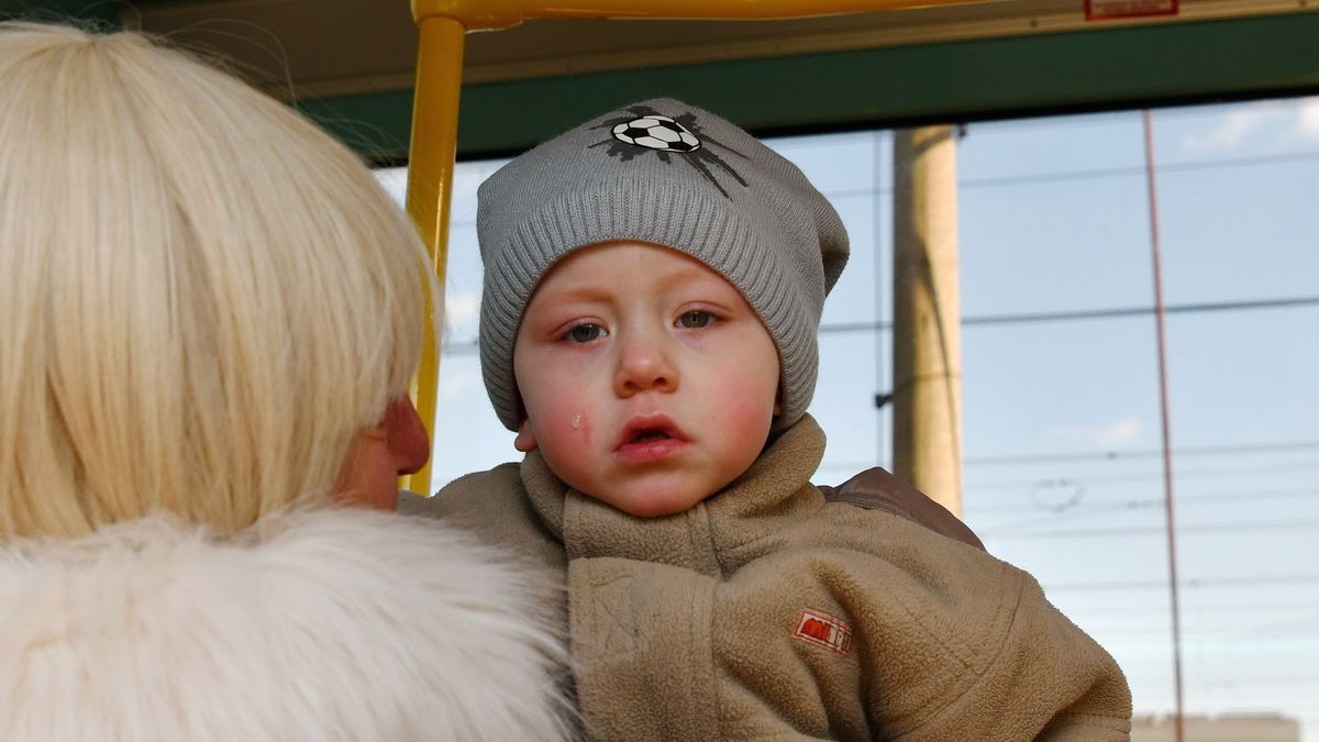 Una mujer sujeta a un niño en la estación de tren de Kramatorsk.