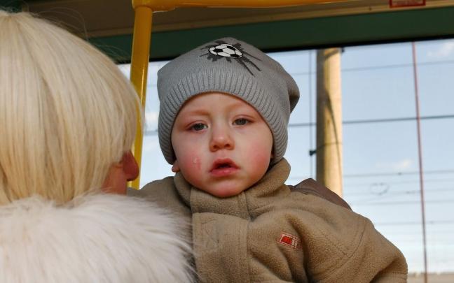 Una mujer sujeta a un niño en la estación de tren de Kramatorsk. Una mujer sujeta a un niño en la estación de tren de Kramatorsk.