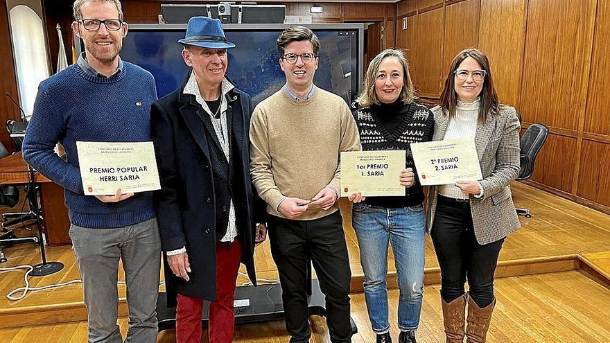 En el centro el concejal Pablo Ezkurra, con los ganadores del concurso.