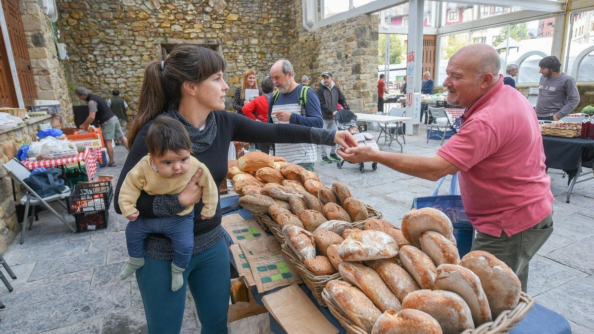 Ale de Dios atiende en su puesto de pan