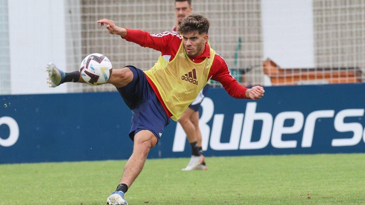 Abde golpea el balón en un entrenamiento en Tajonar.