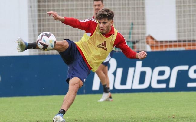 Abde golpea el balón en un entrenamiento en Tajonar. Abde golpea el balón en un entrenamiento en Tajonar.