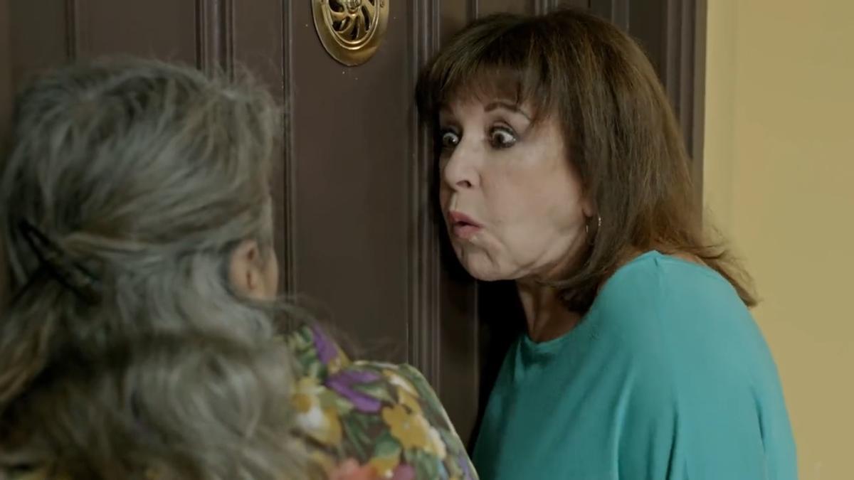 Menchu (Loles León), poniendo la oreja en la puerta junto a Fina (Petra Martínez).