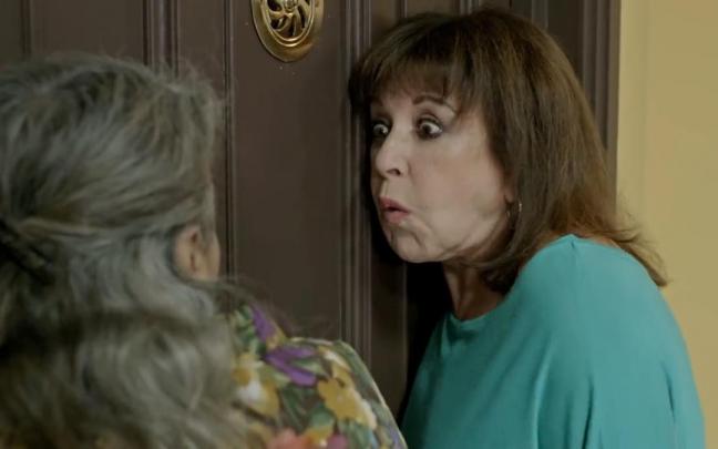Menchu (Loles León), poniendo la oreja en la puerta junto a Fina (Petra Martínez). Menchu (Loles León), poniendo la oreja en la puerta junto a Fina (Petra Martínez).