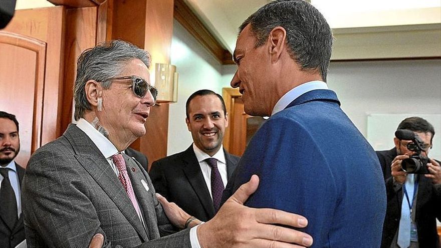 Pedro Sánchez, ayer en Quito junto al presidente de Ecuador, Guillermo Lasso.