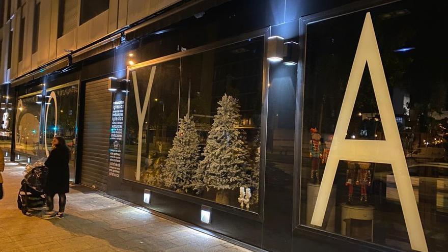 Goya Floristas de Zabalgana ha comenzado a decorar su escaparate.