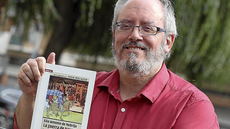 Aitor Pescador posa junto al libro que sale mañana a la venta en los kioskos.