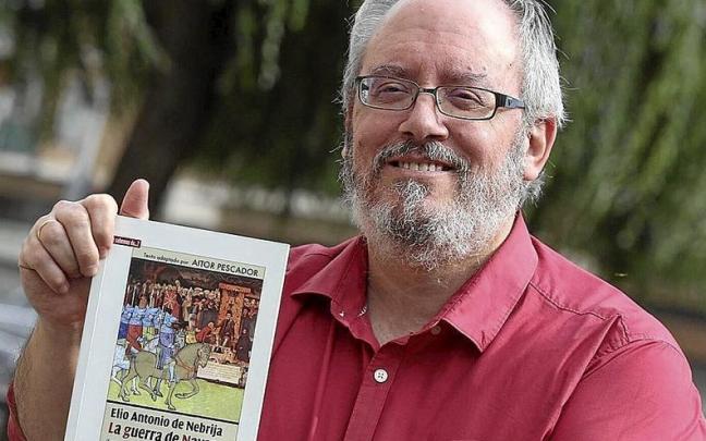 Aitor Pescador posa junto al libro que sale ma&ntilde;ana a la venta en los kioskos.