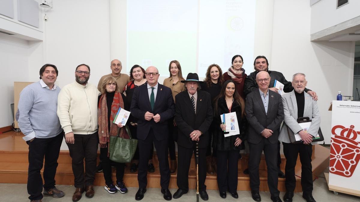 El consejero de Educación, Carlos Gimeno, junto al autor del libro, Ángel de Miguel, y el resto de autoridades y representantes de asociaciones en la presentación de la obra 'Soy gitano: Manfariel Gerinel".