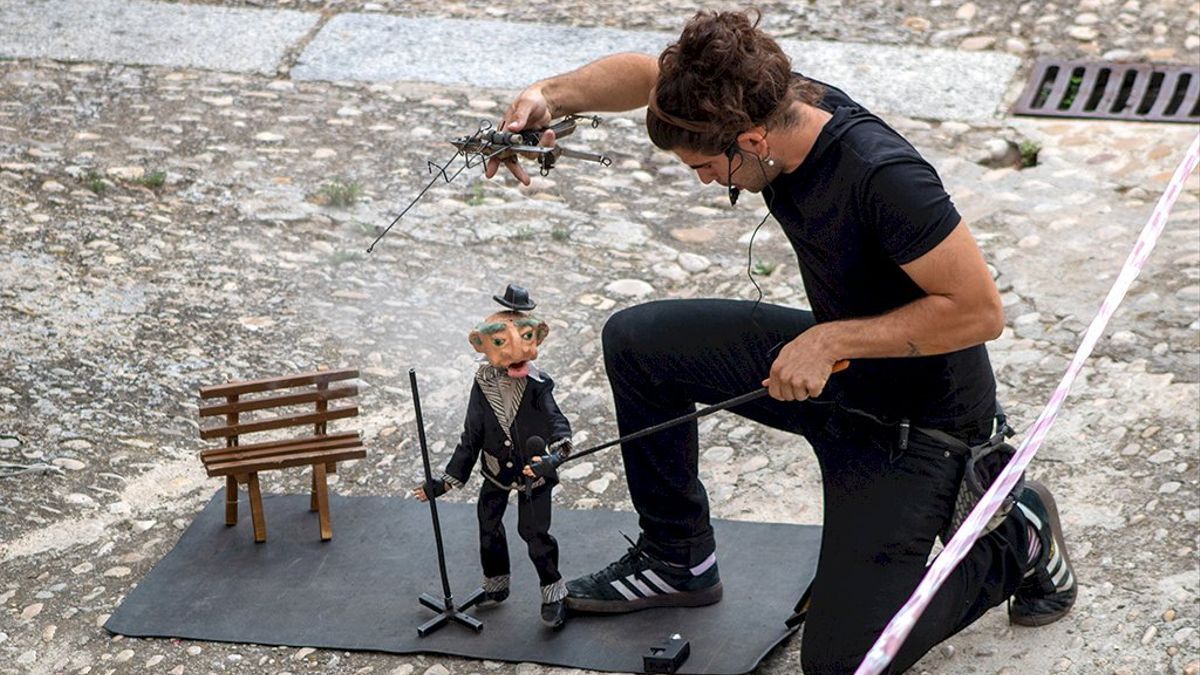 El titiritero Mario Ezno y su marioneta Manolo Bola&ntilde;o
