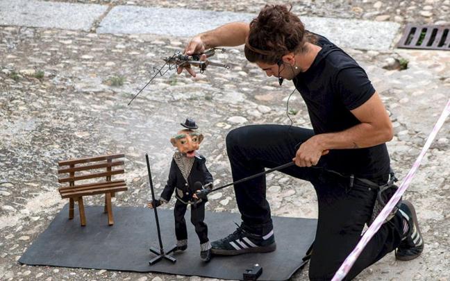 El titiritero Mario Ezno y su marioneta Manolo Bola&ntilde;o
