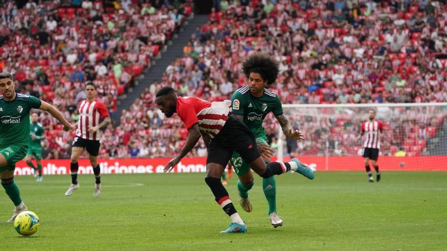 Iñaki Williams pugna con Aridane en el último encuentro entre ambos equipos en San Mamés.