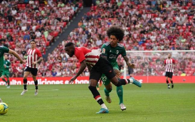 Iñaki Williams pugna con Aridane en el último encuentro entre ambos equipos en San Mamés.