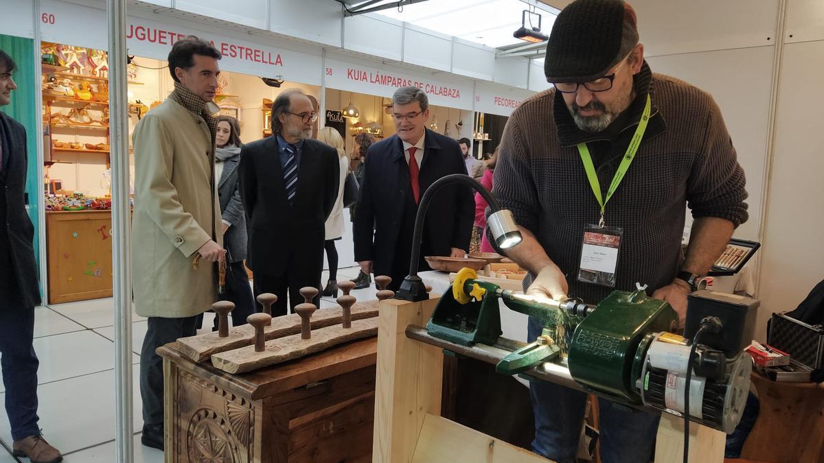 Visita de la corporación municipal a la feria de artesanía de Navidad en el Muelle de El Arenal.