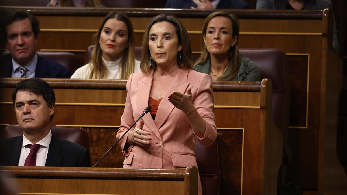 La portavoz del PP en el Congreso, Cuca Gamarra, interpelando a Pedro Sánchez