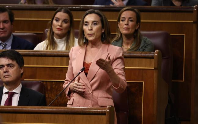 La portavoz del PP en el Congreso, Cuca Gamarra, interpelando a Pedro S&aacute;nchez