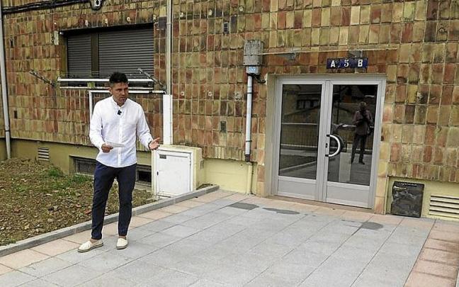 El alcalde, ante uno de los portales que ha pasado a ser accesible.