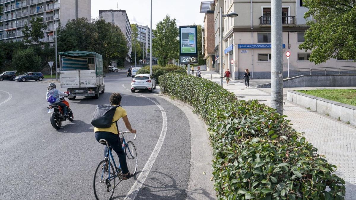 Zona de la rotonda del Ancla, donde el carril ciclista se ‘comerá’ el arcen y la zona ajardinada.