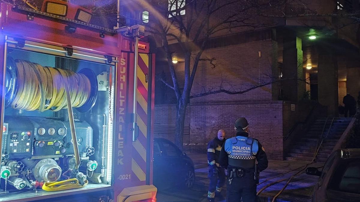 Un camión de Bomberos, en el exterior del inmueble.