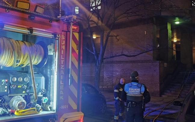Un camión de Bomberos, en el exterior del inmueble. Un camión de Bomberos, en el exterior del inmueble.