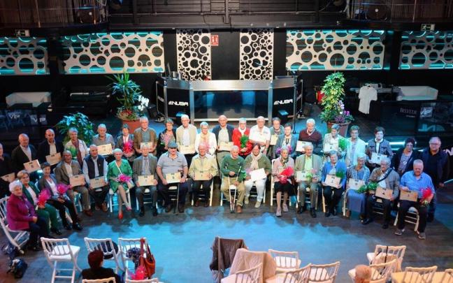 Foto de familia de los socios de Arkupeak homenajeados el jueves en Dantxarinea, en la discoteca La Nuba.