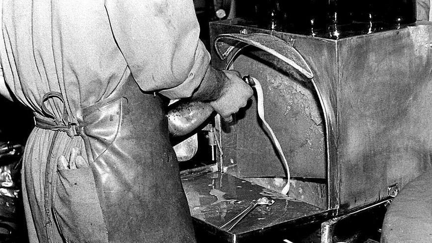 Trabajo en el interior de Bodegas Faustino. Debajo, instalaciones de la empresa.