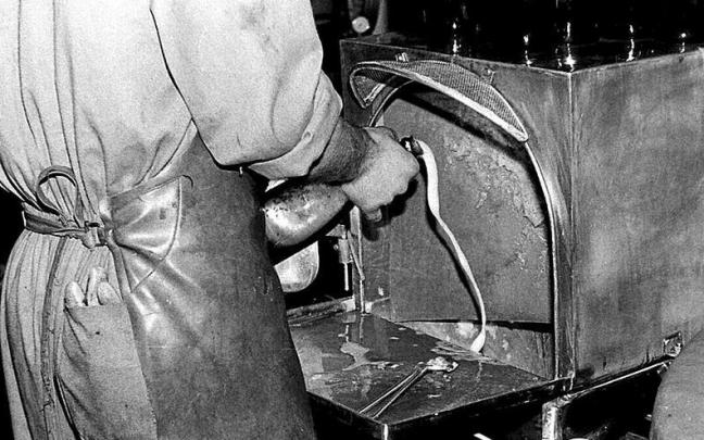 Trabajo en el interior de Bodegas Faustino. Debajo, instalaciones de la empresa.