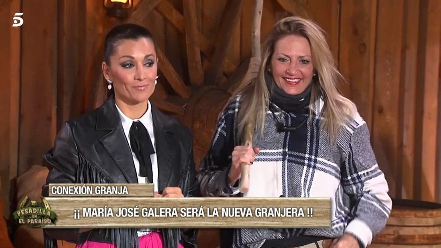 Nagore Robles y María José Galera, en la granja.