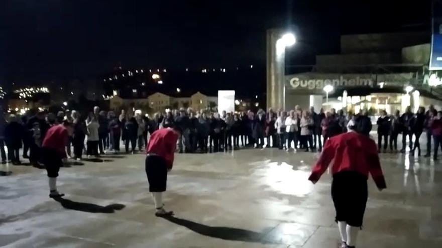 Los dantzaris se lucen en la explanada del Museo Guggenheim