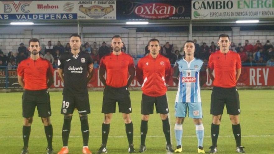 Mikel Iribas (segundo por la izquierda, con camiseta negra), tras el sorteo de campos previo al Coria-Fuenlabrada de Copa del Rey.