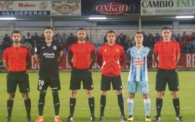 Mikel Iribas (segundo por la izquierda, con camiseta negra), tras el sorteo de campos previo al Coria-Fuenlabrada de Copa del Rey.