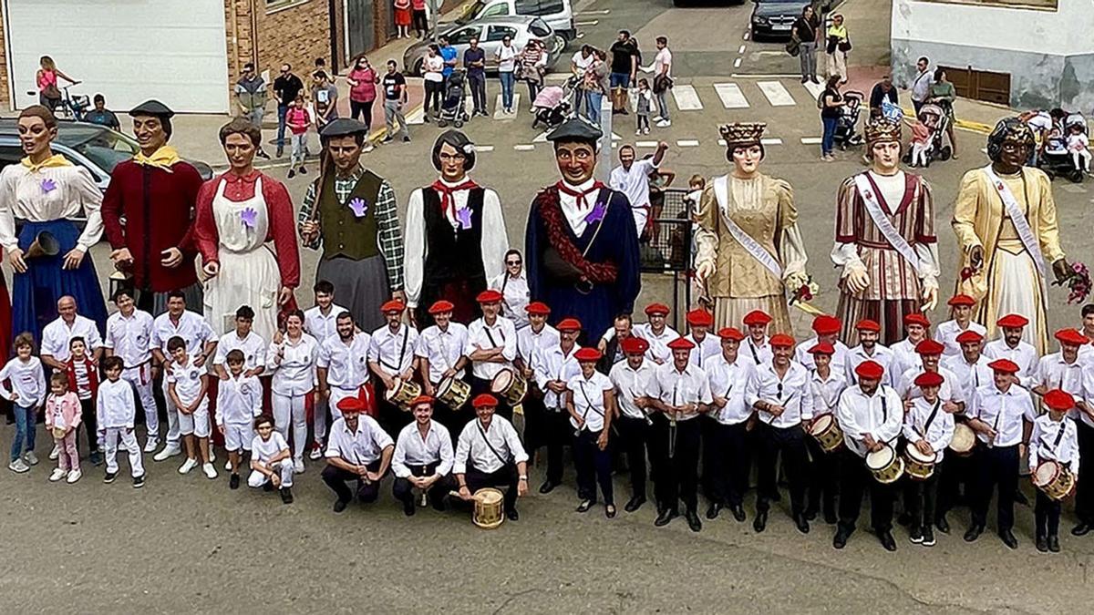 Los gaiteros y los integrantes de las comparsas de Lodosa y Andosilla posando en la rotonda de la 'Ensartidora'