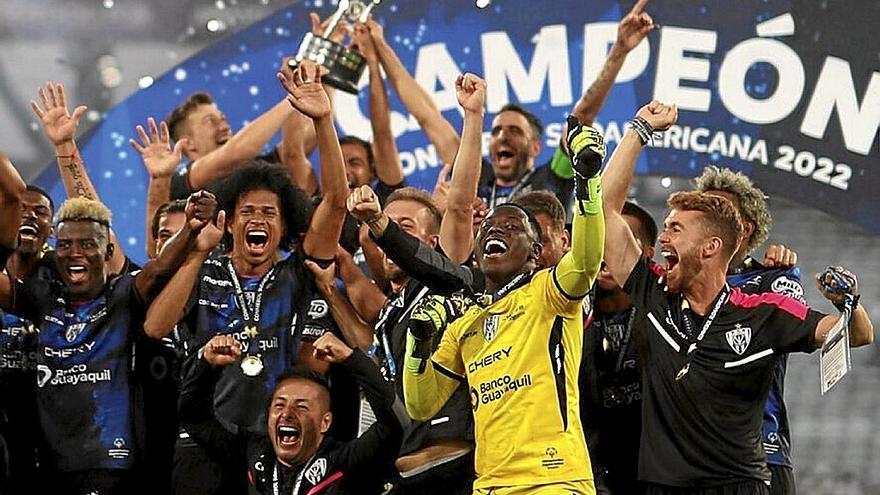 Los jugadores del Independiente del Valle, con exmeta del Sanse Ramírez, celebran la Copa Sudamericana