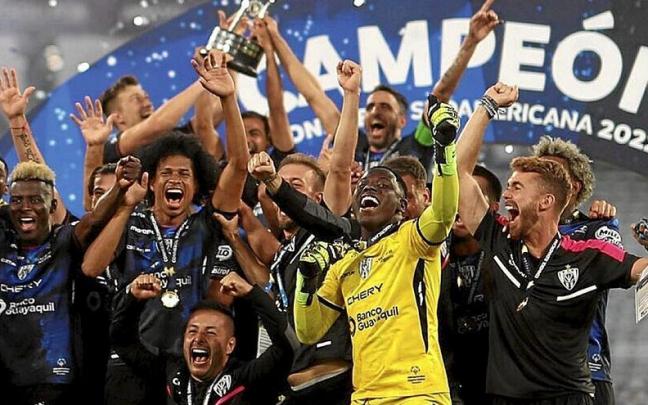 Los jugadores del Independiente del Valle, con exmeta del Sanse Ramírez, celebran la Copa Sudamericana Los jugadores del Independiente del Valle, con exmeta del Sanse Ramírez, celebran la Copa Sudamericana