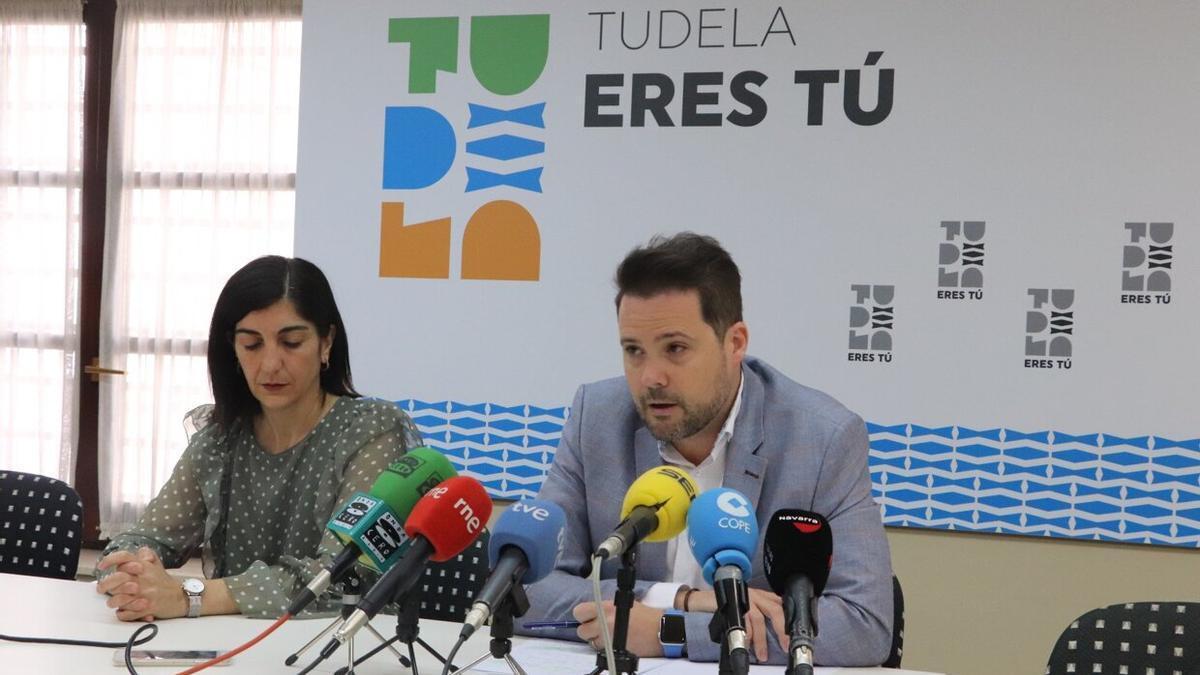 Merche Añón, concjala de Cultura, y Alejandro Toquero, alcalde de Tudela