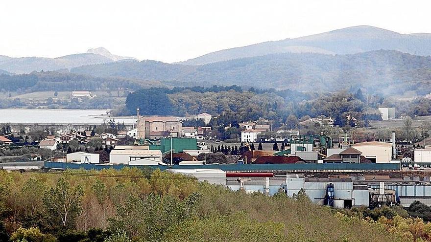 Polígono industrial, con Urrunaga al fondo.