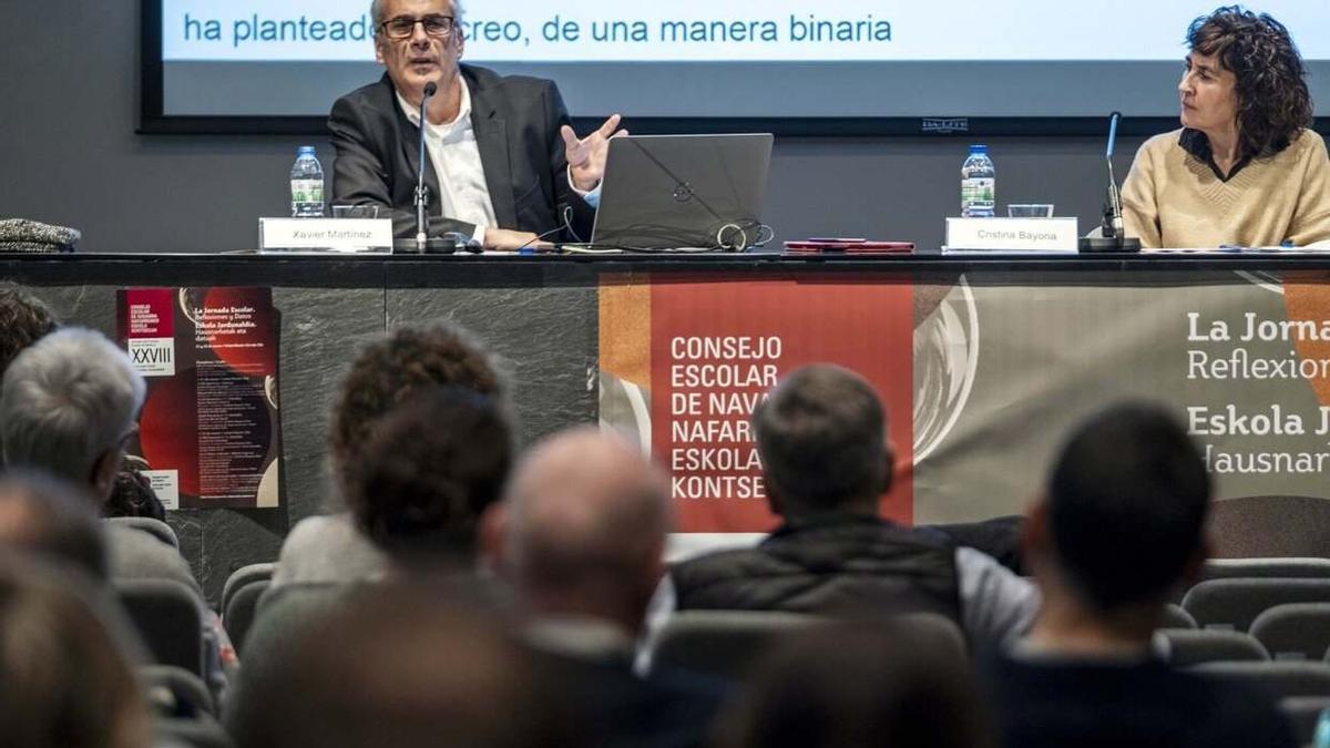 Xavier Martínez ofreció la ponencia inaugural ayer miércoles, que presentó la vicerrectora la UPNA Cristina Bayona