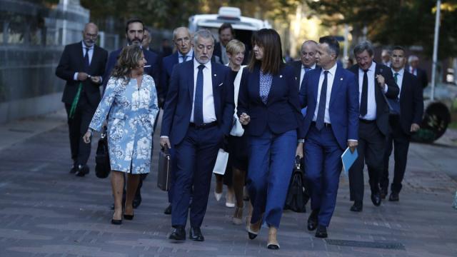 El lehendakari, Iñigo Urkullu, y el resto de integrantes del Gobierno Vasco, a su llegada al pleno de política general.