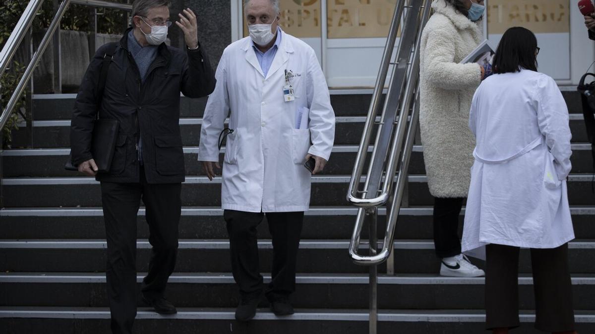 El jefe de neurología del Hospital Donostia, Adolfo López de Muniain, tras la asamblea celebrada este lunes