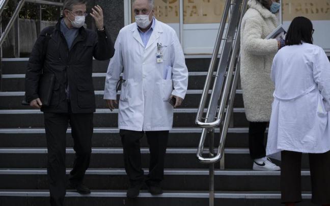 El jefe de neurología del Hospital Donostia, Adolfo López de Muniain, tras la asamblea celebrada este lunes El jefe de neurología del Hospital Donostia, Adolfo López de Muniain, tras la asamblea celebrada este lunes