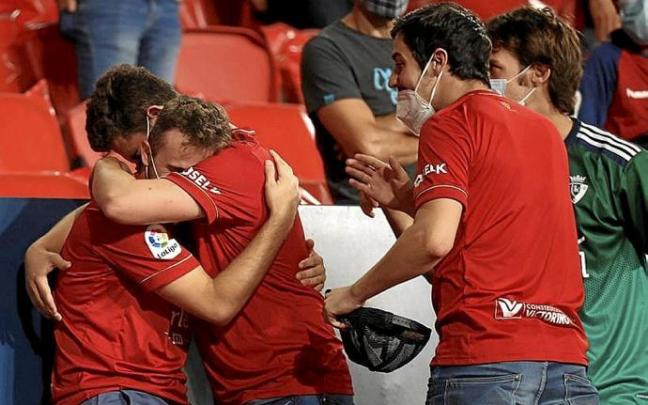 Socios osasunistas se reencuentran en El Sadar. Socios osasunistas se reencuentran en El Sadar.