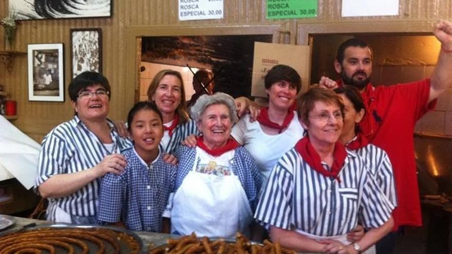 Con trabajadoras de la churrería y el cocinero David de Jorge, en los Sanfermines de 2013.