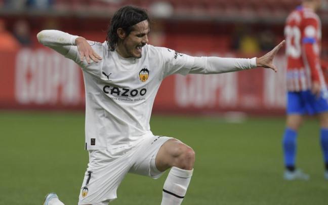 Cavani celebra uno de los dos goles que marc&oacute; al Sporting de Gij&oacute;n en los octavos de final de la Copa (0-4)