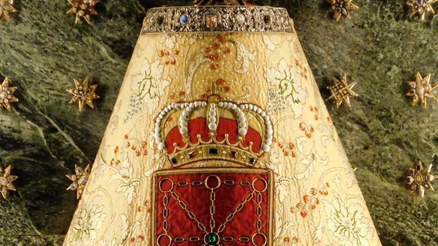 Manto de la Virgen del Pilar con el escudo de Navarra
